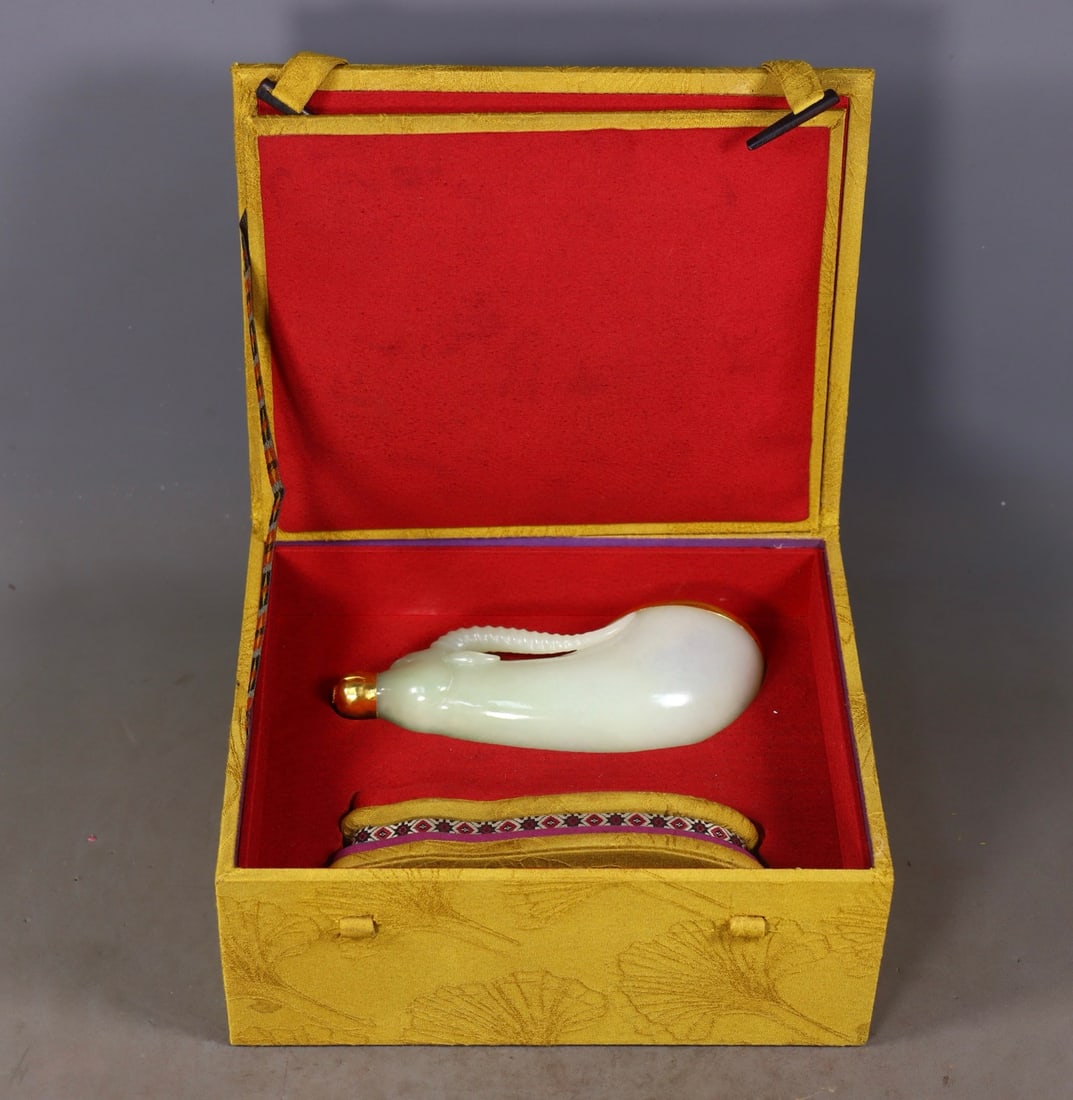 An Exquisite White Jade Cover with Gold Cup: An Exquisite White Jade Cover with Gold Cup Qing Dynasty, China Size:5.5cmx16cmx6cm Weight:167g (The Dimensions Of All Batches Are Manually Measured.If You Need More Detailed Information, Please Conta