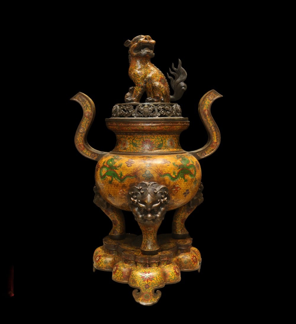 An Exquisite Cloisonne Dragon Pattern Lotus Pattern Double-Ears and Tripod Censer: An Exquisite Cloisonne Dragon Pattern Lotus Pattern Double-Ears and Tripod Censer Qing Dynasty, China Qianlong Four-character Mark Size:101cmx59cm Weight:44000g (The Dimensions Of All Batches Are Manu