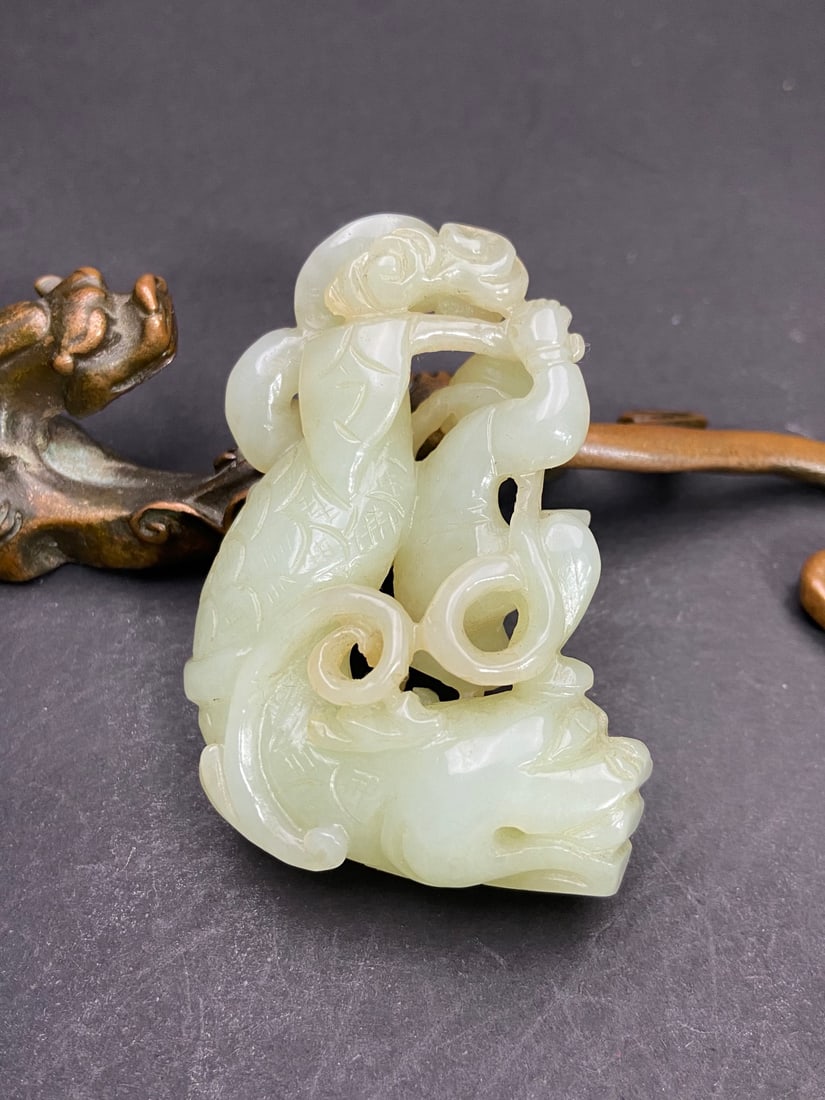 An Exquisite White Jade Figure Pattern Pendant (1 of 9)