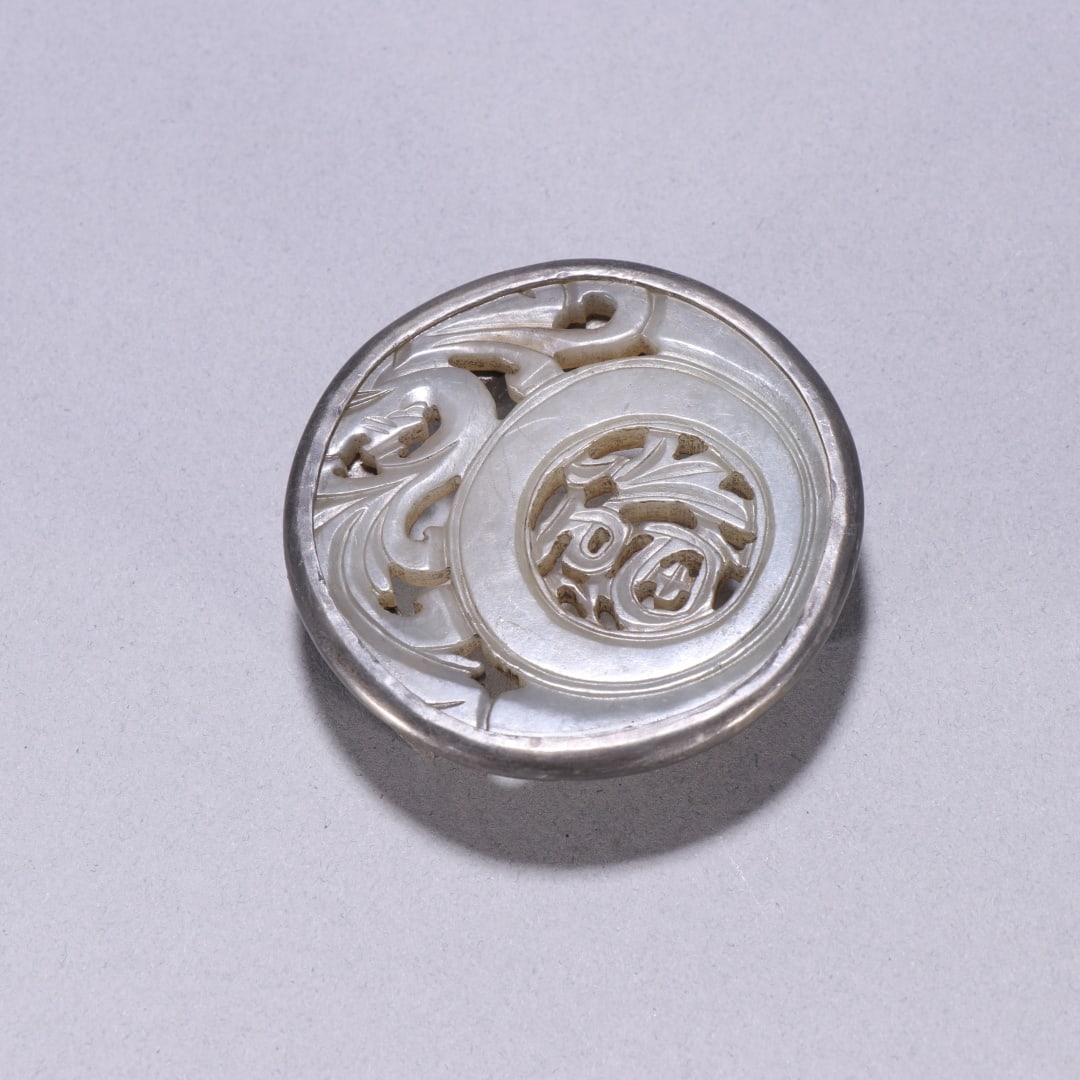 An Exquisite Tin Inlaid White Jade Ornament: An Exquisite Tin Inlaid White Jade Ornament Qing Dynasty, China Size:1.5cmx5.9cm Weight:54.2g (The Dimensions Of All Batches Are Manually Measured.If You Need More Detailed Information, Please Contact
