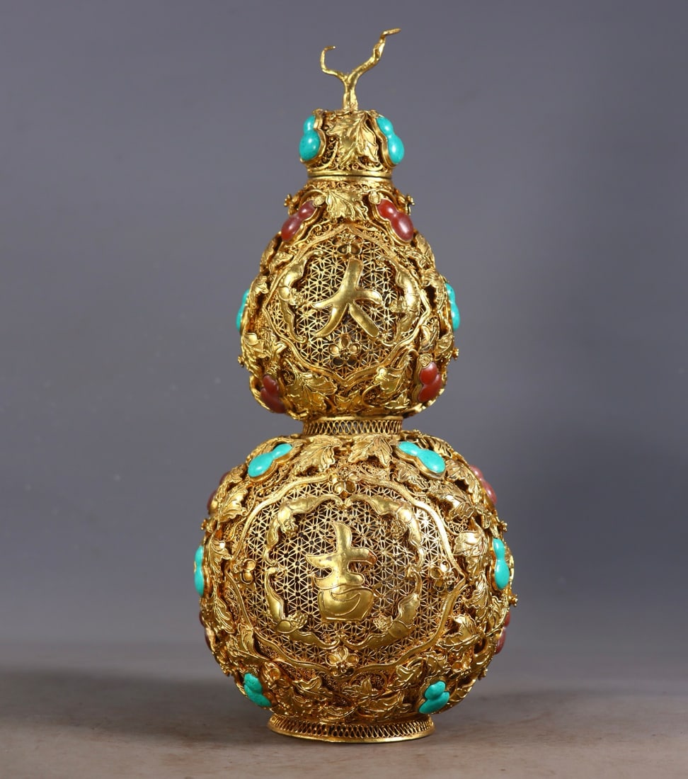 An Exquisite Gilt Bronze Inlaid Gems Gourd-Shaped Vase: An Exquisite Gilt Bronze Inlaid Gems Gourd-Shaped Vase Qing Dynasty, China Qianlong Four-character Mark Size:27.5cmx11cm Weight:967g (The Dimensions Of All Batches Are Manually Measured.If You Need Mo