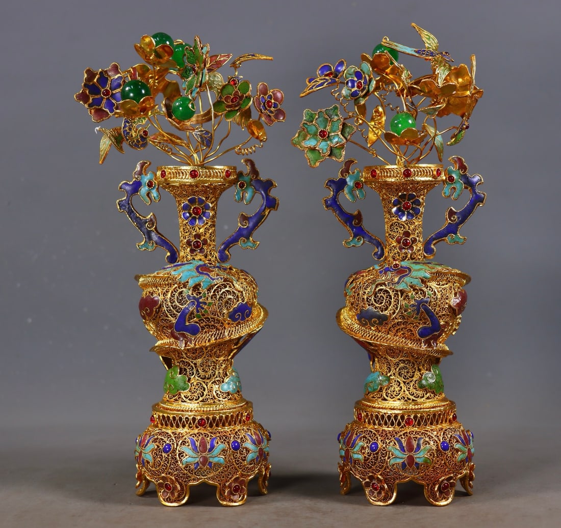 A Pair of Exquisite Gilt Bronze Inlaid Gems Dragon Pattern Flower Pattern Vase: A Pair of Exquisite Gilt Bronze Inlaid Gems Dragon Pattern Flower Pattern Vase Qing Dynasty, China Qianlong Four-character Mark Size:25cmx11cmx7cm Weight:786g (The Dimensions Of All Batches Are Manual