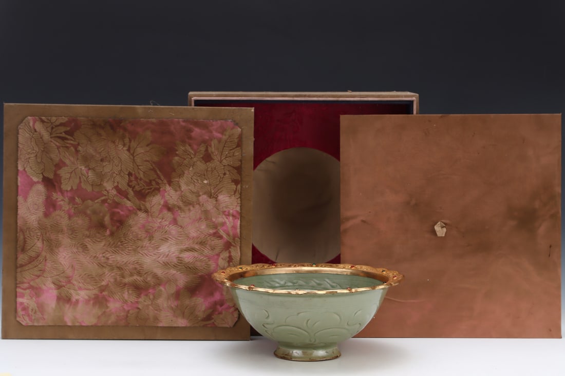 An Exquisite Yaozhou yao Cover with Gold Phoenix Pattern Bowl: An Exquisite Yaozhou yao Cover with Gold Phoenix Pattern Bowl Song Dynasty, China Size:11.7cmx28.3cm (The Dimensions Of All Batches Are Manually Measured.If You Need More Detailed Information, Please 