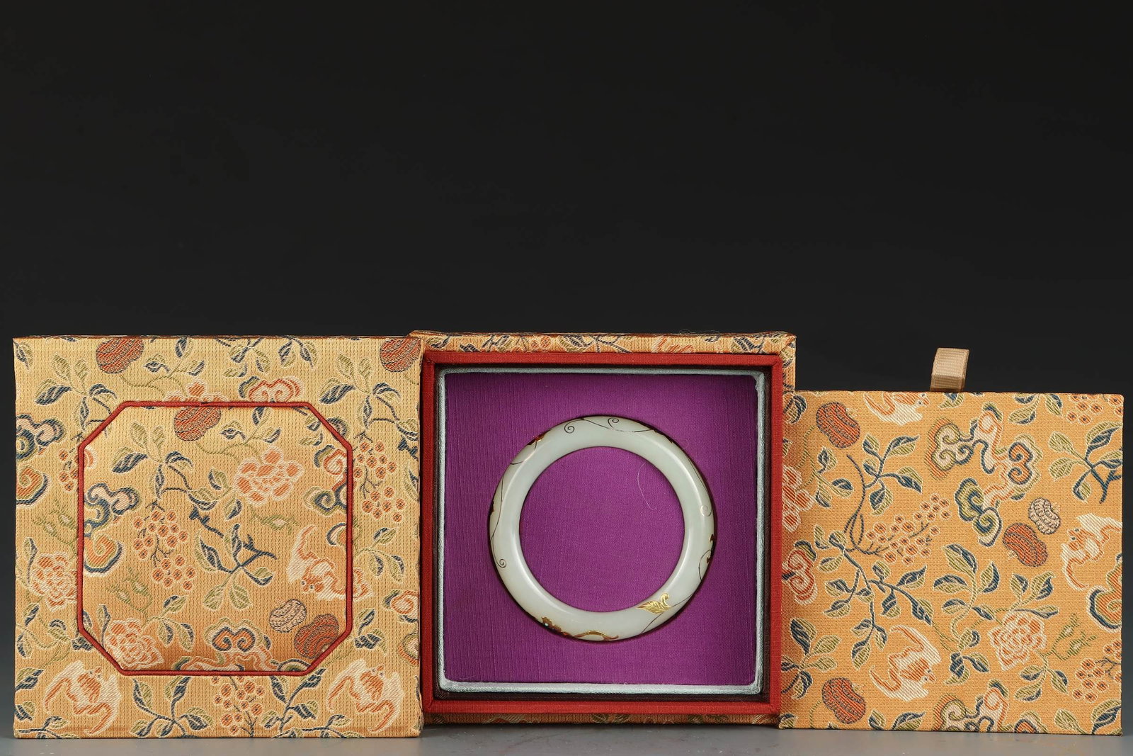 An Exquisite White Jade Cover with Gold Inlaid Gems Bracelets: An Exquisite White Jade Cover with Gold Inlaid Gems Bracelets Tang Dynasty, China outside diameter Size:7.8cm Size:(inside diameter)5.6cm Weight:67g (The Dimensions Of All Batches Are Manually Measure