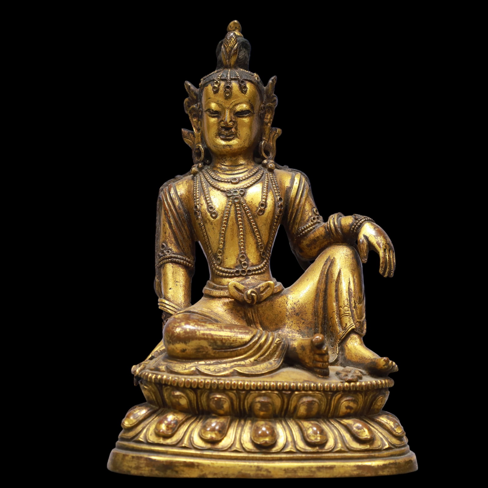 An Exquisite Gilt Bronze Statue of Avalokitesvara: An Exquisite Gilt Bronze Statue of Avalokitesvara Ming Dynasty, China Size:11cmx7.5cmx17cm Weight:1350g (The Dimensions Of All Batches Are Manually Measured.If You Need More Detailed Information, Plea