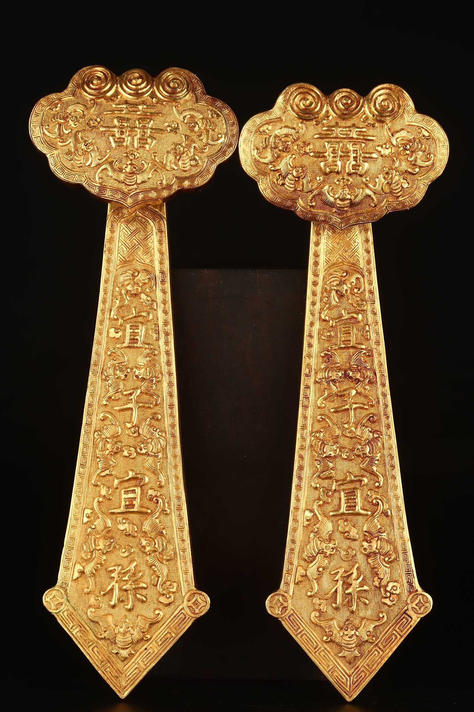 A Pair of Exquisite Gilt Bronze Bats and Peach Pattern Ruyi: A Pair of Exquisite Gilt Bronze Bats and Peach Pattern Ruyi Qing Dynasty, China Qianlong Four-character Mark Size:26cmx9cmx3.5cm Weight:621g (The Dimensions Of All Batches Are Manually Measured.If You