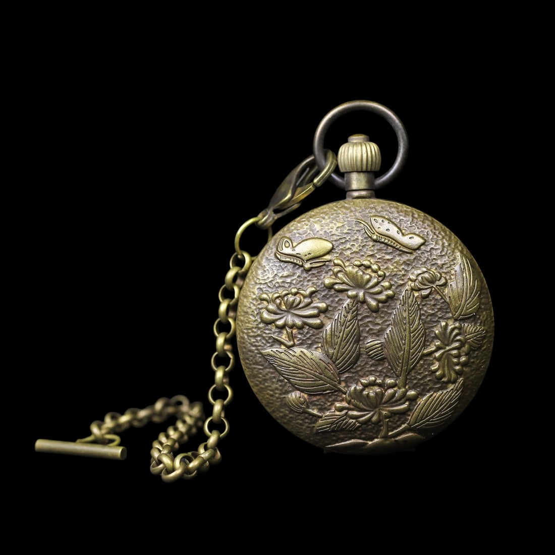 An Exquisite Bronze Flower and Butterfly Pattern Pocket watch: An Exquisite Bronze Flower and Butterfly Pattern Pocket watch Qing Dynasty, China Size:5.5cm (The Dimensions Of All Batches Are Manually Measured.If You Need More Detailed Information, Please Contact 