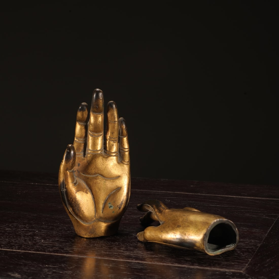 A Pair of Exquisite Gilt Bronze Buddha's hand Ornament: A Pair of Exquisite Gilt Bronze Buddha's hand Ornament Ming Dynasty, China Size:??11.5cmx6cm Weight:300g (The Dimensions Of All Batches Are Manually Measured.If You Need More Detailed Information, Ple