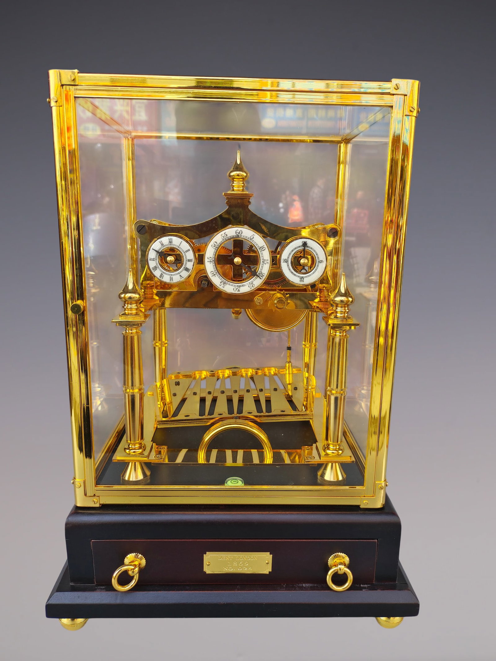 An Exquisite Gilt Bronze Clock: An Exquisite Gilt Bronze Clock Qing Dynasty, China Size:40cmx28cmx25cm (The Dimensions Of All Batches Are Manually Measured.If You Need More Detailed Information, Please Contact Our Customer Service B