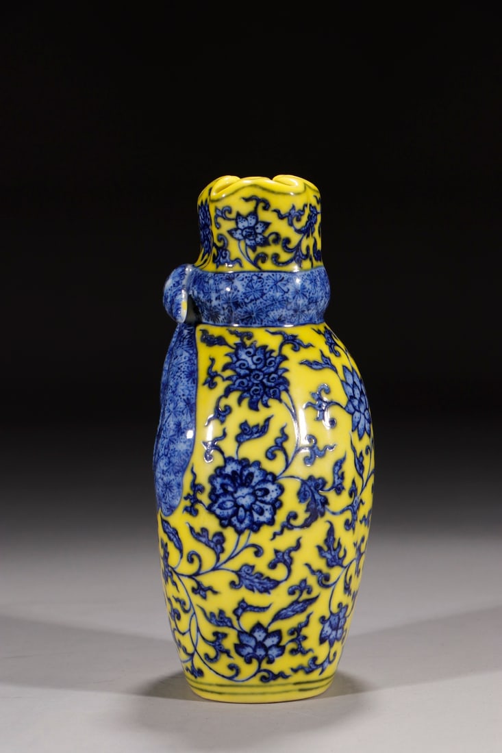 An Exquisite Blue and White Lotus Pattern Vase: An Exquisite Blue and White Lotus Pattern Vase Qing Dynasty, China Qianlong Six-character Mark Size:21.8cm (The Dimensions Of All Batches Are Manually Measured.If You Need More Detailed Information, P