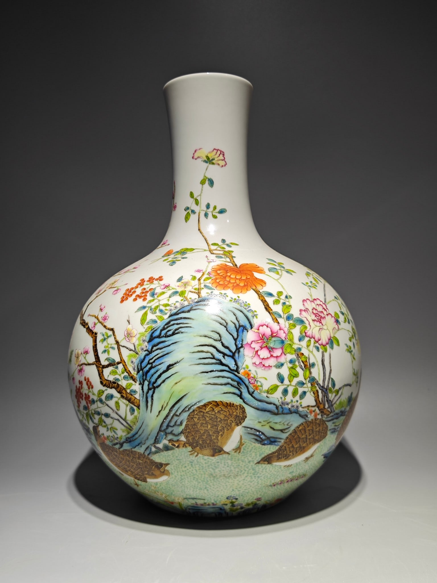 An Exquisite Famille-Rose Flower and Bird Pattern Vase: An Exquisite Famille-Rose Flower and Bird Pattern Vase Qing Dynasty, China Qianlong Six-character Mark Size:35.6cmx25cm (The Dimensions Of All Batches Are Manually Measured.If You Need More Detailed I