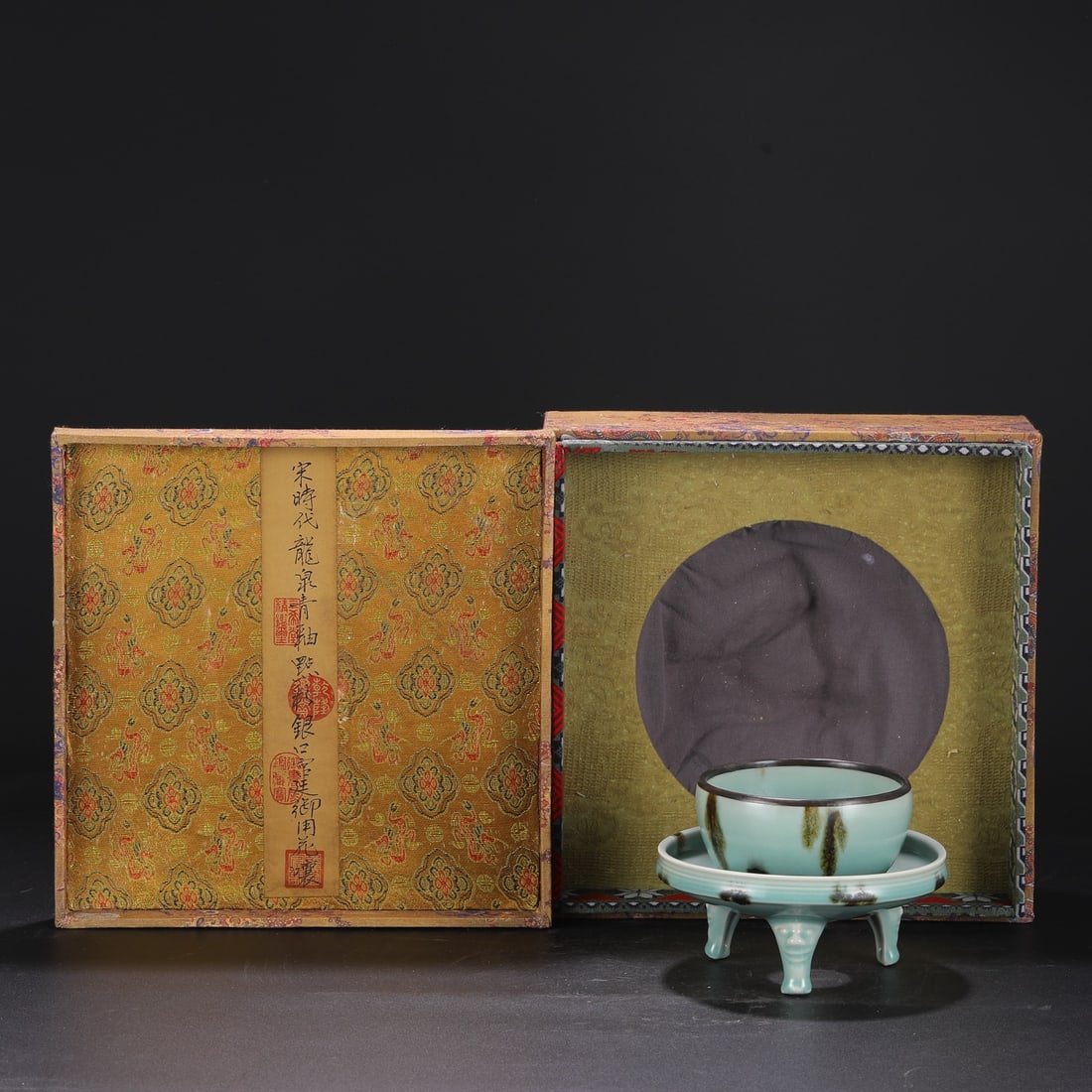 An Exquisite Longquan yao Celadon Glazed Tripod Bowl: An Exquisite Longquan yao Celadon Glazed Tripod Bowl Song Dynasty, China Size:12cmx16cm (The Dimensions Of All Batches Are Manually Measured.If You Need More Detailed Information, Please Contact Our C