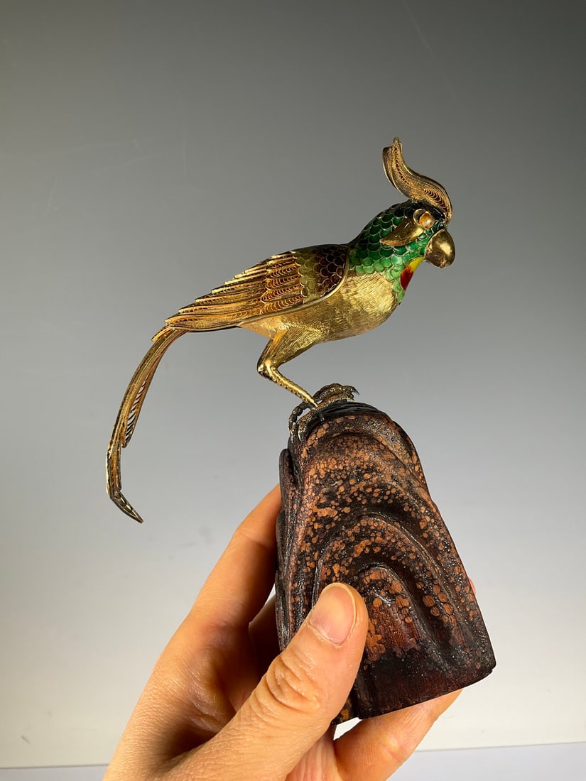 An Exquisite Gilt Silver Parrot Ornament: An Exquisite Gilt Silver Parrot Ornament Modern Time of China Size:12cmx12cm Weight:58g (The Dimensions Of All Batches Are Manually Measured.If You Need More Detailed Information, Please Contact Our C