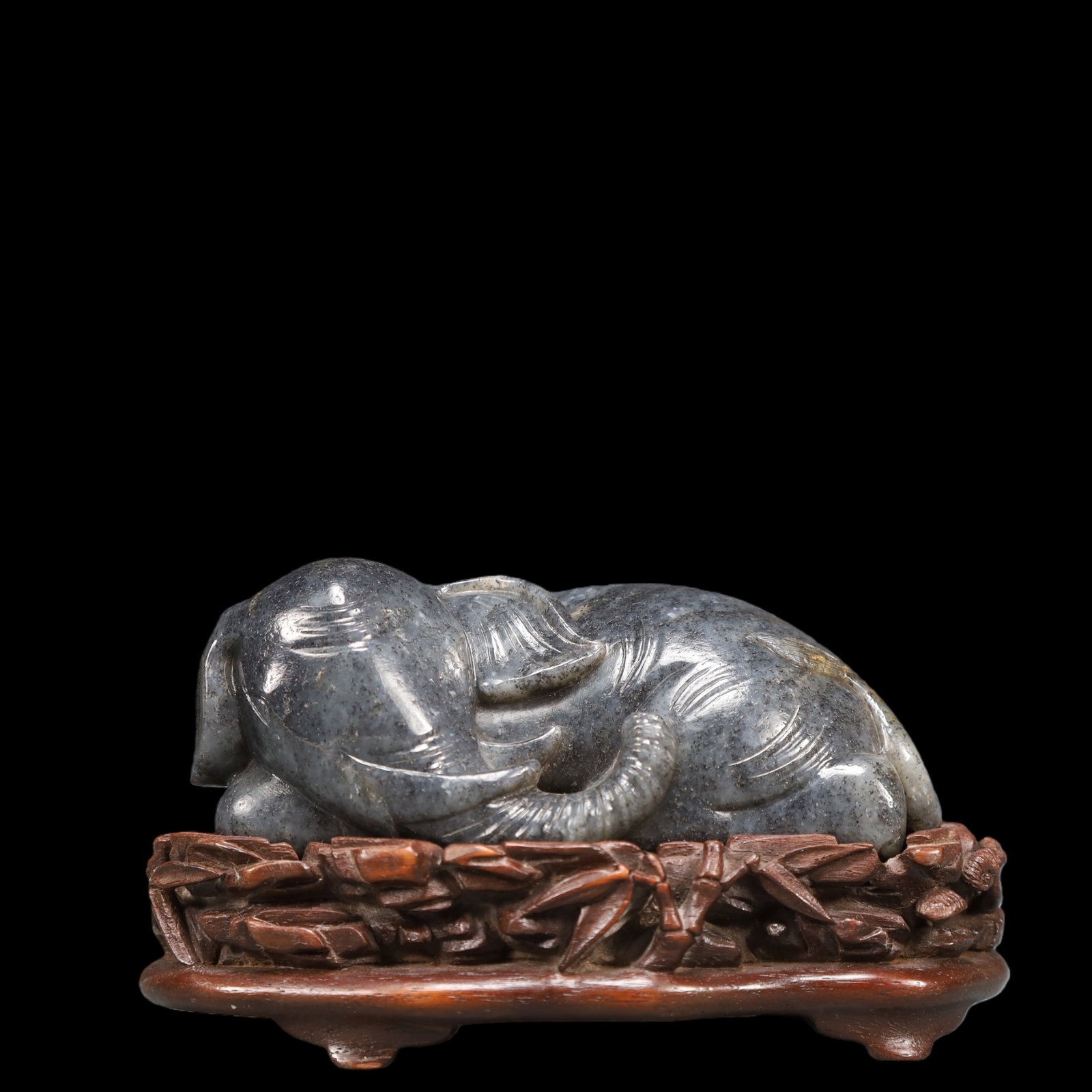 A Exquisite Greenish Jade Elephant Ornament: A Exquisite Greenish Jade Elephant Ornament Qing Dynasty, China Size:10cmx5cmx4cm Weight:400g (The Dimensions Of All Batches Are Manually Measured.If You Need More Detailed Information, Please Contact
