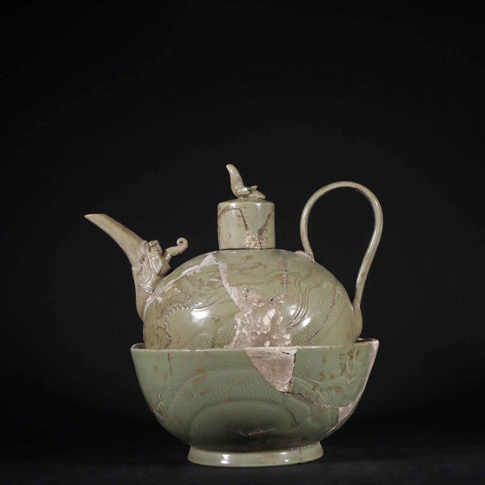An Exquisite Yue yao Dragon Pattern Ewer: An Exquisite Yue yao Dragon Pattern Ewer Tang Dynasty, China Size:23cmx23.5cm (The Dimensions Of All Batches Are Manually Measured.If You Need More Detailed Information, Please Contact Our Customer Se