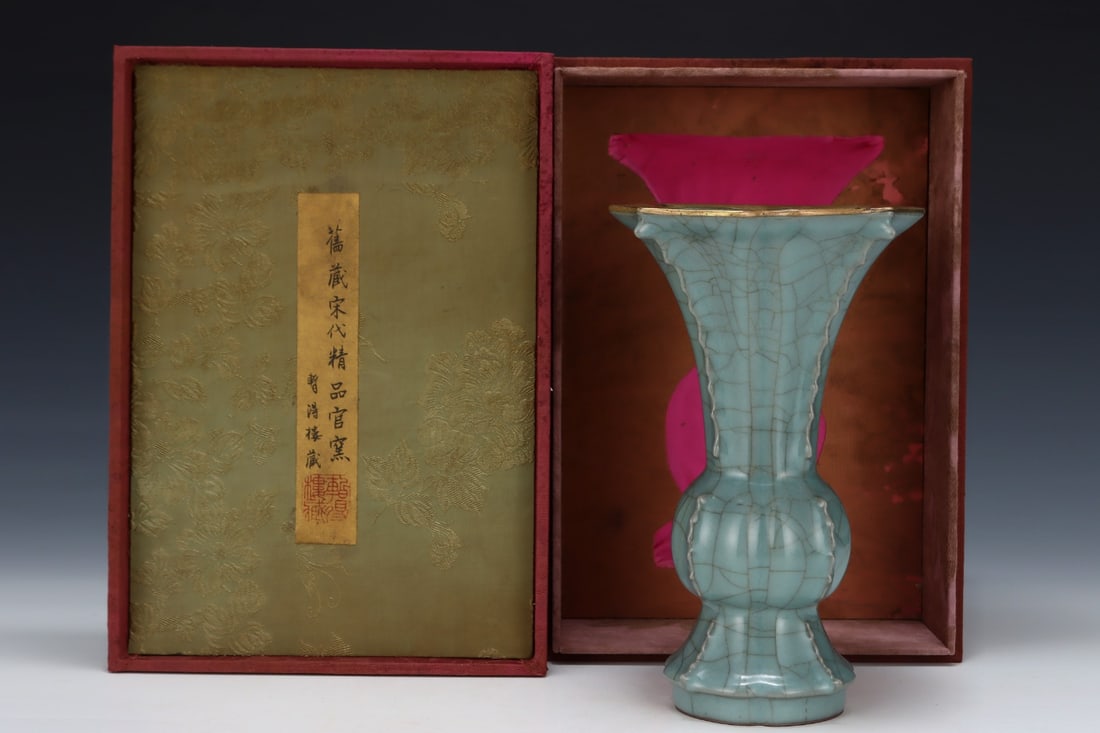 An Exquisite Guan yao Vase: An Exquisite Guan yao Vase Song Dynasty, China Size:22.8cmx14cm (The Dimensions Of All Batches Are Manually Measured.If You Need More Detailed Information, Please Contact Our Customer Service Before B