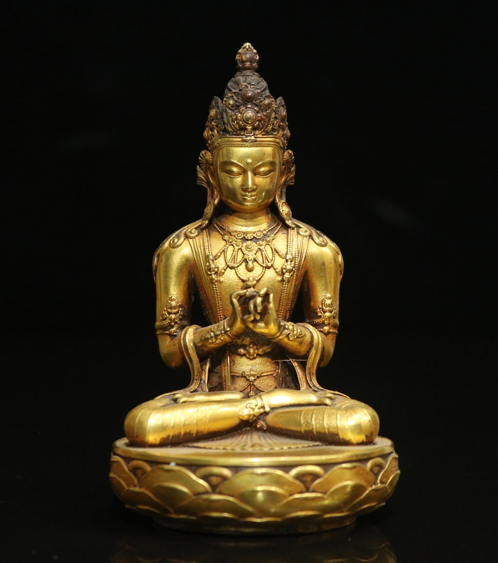 An Exquisite Gilt Bronze Buddha Statue Ornament: An Exquisite Gilt Bronze Buddha Statue Ornament Ming Dynasty, China Size:10cm Weight:399g (The Dimensions Of All Batches Are Manually Measured.If You Need More Detailed Information, Please Contact