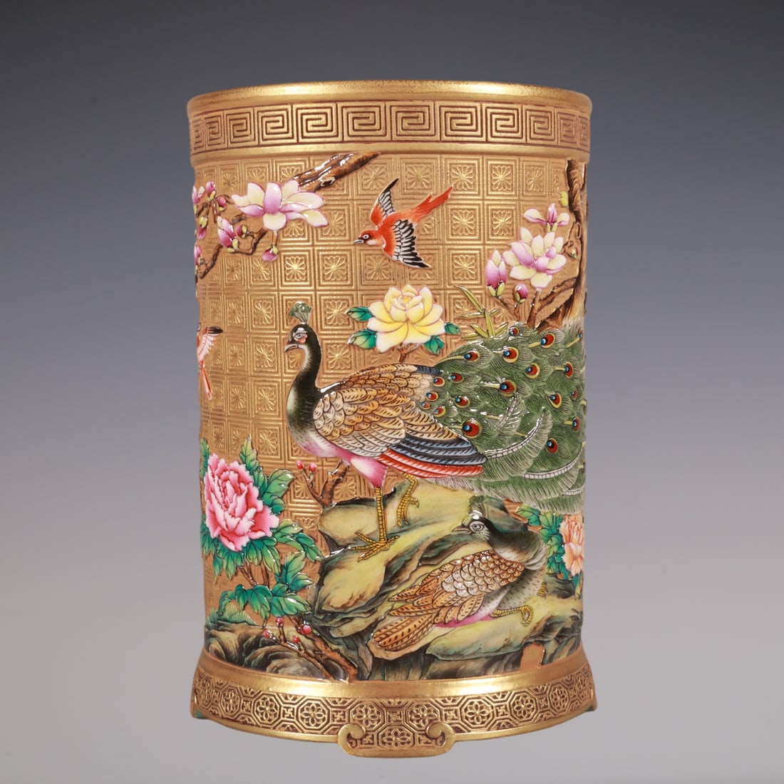 An Exquisite Enamel Flower and Bird Pattern Brush Pot: An Exquisite Enamel Flower and Bird Pattern Brush Pot Qing Dynasty, China Qianlong Six-character Mark Size:15.6cmx10.6cm (The Dimensions Of All Batches Are Manually Measured.If You Need More Detailed 