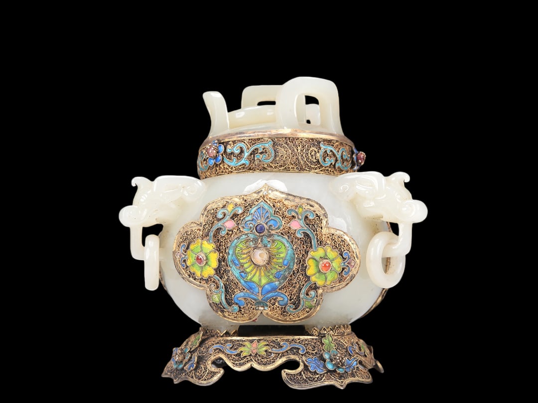 A Fabulous White Jade Gilt-Silver-Mounted Blueing Beast-Handled Censer And Cover: A Fabulous White Jade Gilt-Silver-Mounted Blueing Beast-Handled Censer And Cover. Cast with reticulated scrolling patterns, handles with suspending, loose rings. Chinese Qing Dynasty. Size:15cmx16cm. 