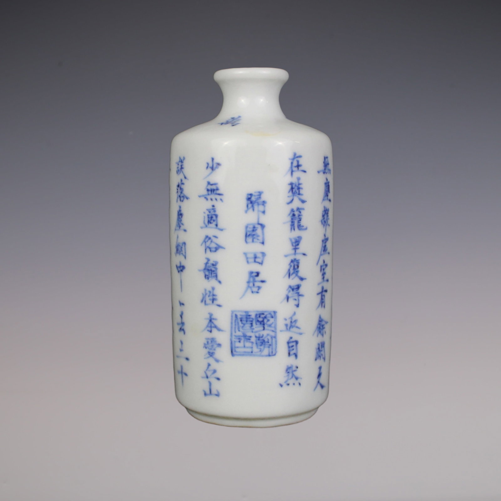 An Exquisite Blue and White with poem Snuff Bottle: An Exquisite Blue and White with poem Snuff Bottle Qing Dynasty, China Kangxi Six-character Mark Size:8cmx3cm (The Dimensions Of All Batches Are Manually Measured.If You Need More Detailed