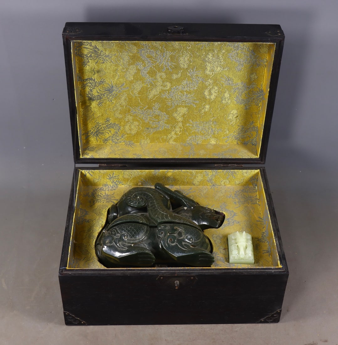A Set of Fine Jasper Kylin Seal: A Set of Fine Jasper Kylin Seal Qing Dynasty, China Qianlong Four-character Mark Size:15.5cmx18cmx9.5cm Size:3cmx5cmx3.5cm Weight:2353g (The Dimensions Of All Batches Are Manually Measured.If You Need