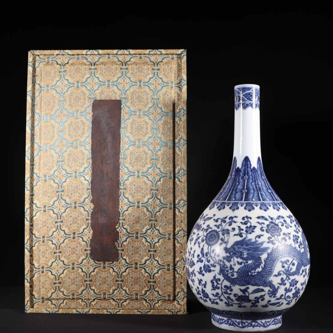 An Exquisite Blue and White Dragon Pattern Lotus Pattern Vase: An Exquisite Blue and White Dragon Pattern Lotus Pattern Vase Qing Dynasty, China Qianlong Six-character Mark Size:34.5cmx18cm (The Dimensions Of All Batches Are Manually Measured.If You Need More