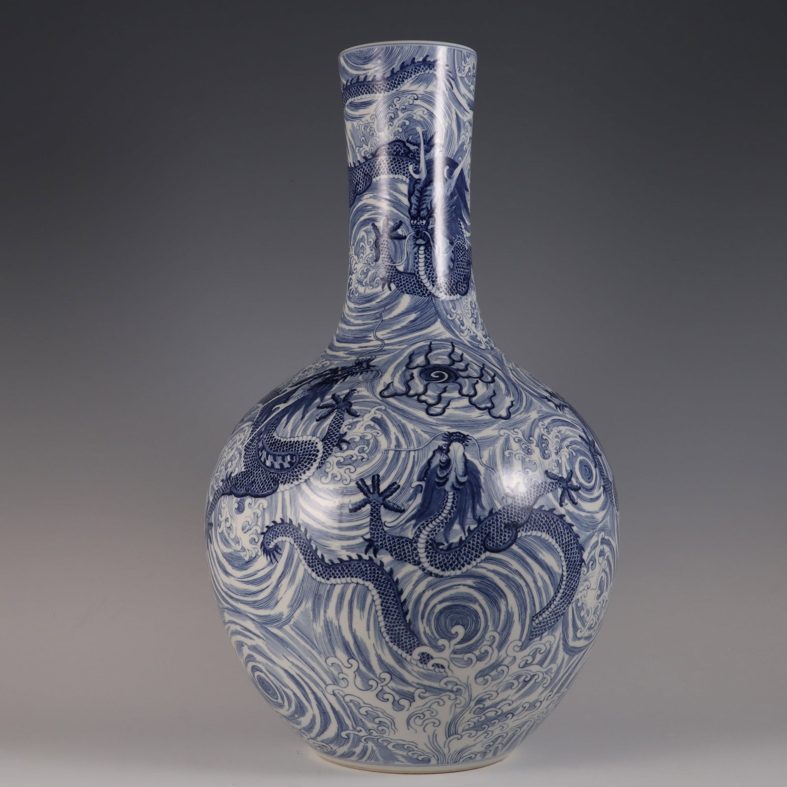 An Exquisite Blue and White Seawater Pattern Dragon Pattern Vase: An Exquisite Blue and White Seawater Pattern Dragon Pattern Vase Qing Dynasty, China Qianlong Six-character Mark Size:60cmx33cm (The Dimensions Of All Batches Are Manually Measured.If You Need More De
