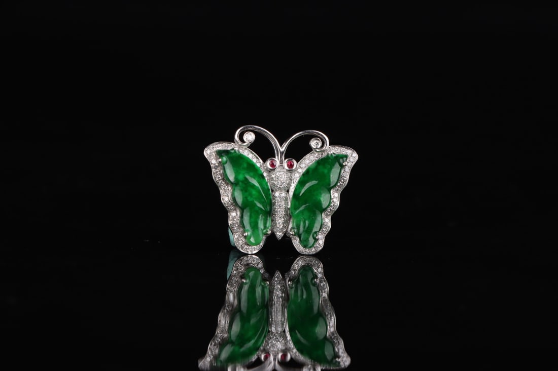 An Exquisite Jadeite Butterfly-Shaped Ring: An Exquisite Jadeite Butterfly-Shaped Ring Qing Dynasty, China Size:2.5cmx2cm Weight:5g (The Dimensions Of All Batches Are Manually Measured.If You Need More Detailed Information, Please Contact Our C