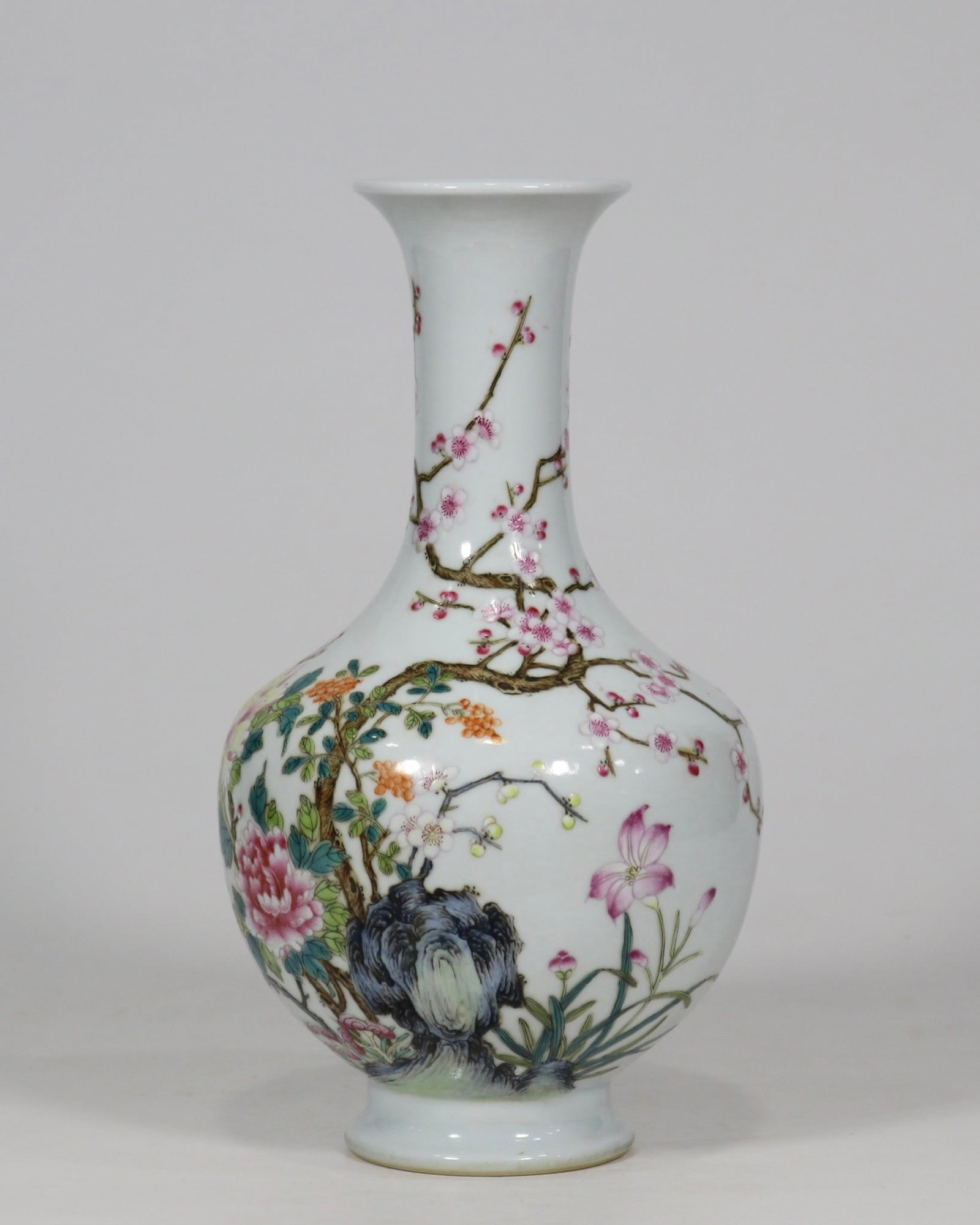 An Exquisite Famille-Rose Flower Pattern Vase: An Exquisite Famille-Rose Flower Pattern Vase Qing Dynasty, China Jiaqing Six-character Mark Size:22cmx11.5cm (The Dimensions Of All Batches Are Manually Measured.If You Need More Detailed Information