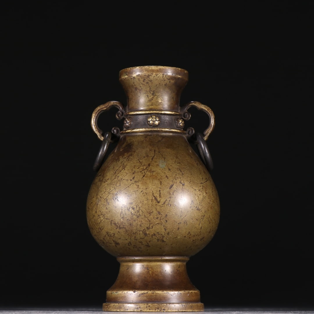 An Exquisite Bronze Double-Ears Vase: An Exquisite Bronze Double-Ears Vase Qing Dynasty, China Size:12cmx6.7cm Weight:526.9g (The Dimensions Of All Batches Are Manually Measured.If You Need More Detailed Information, Please Contact Our Cu