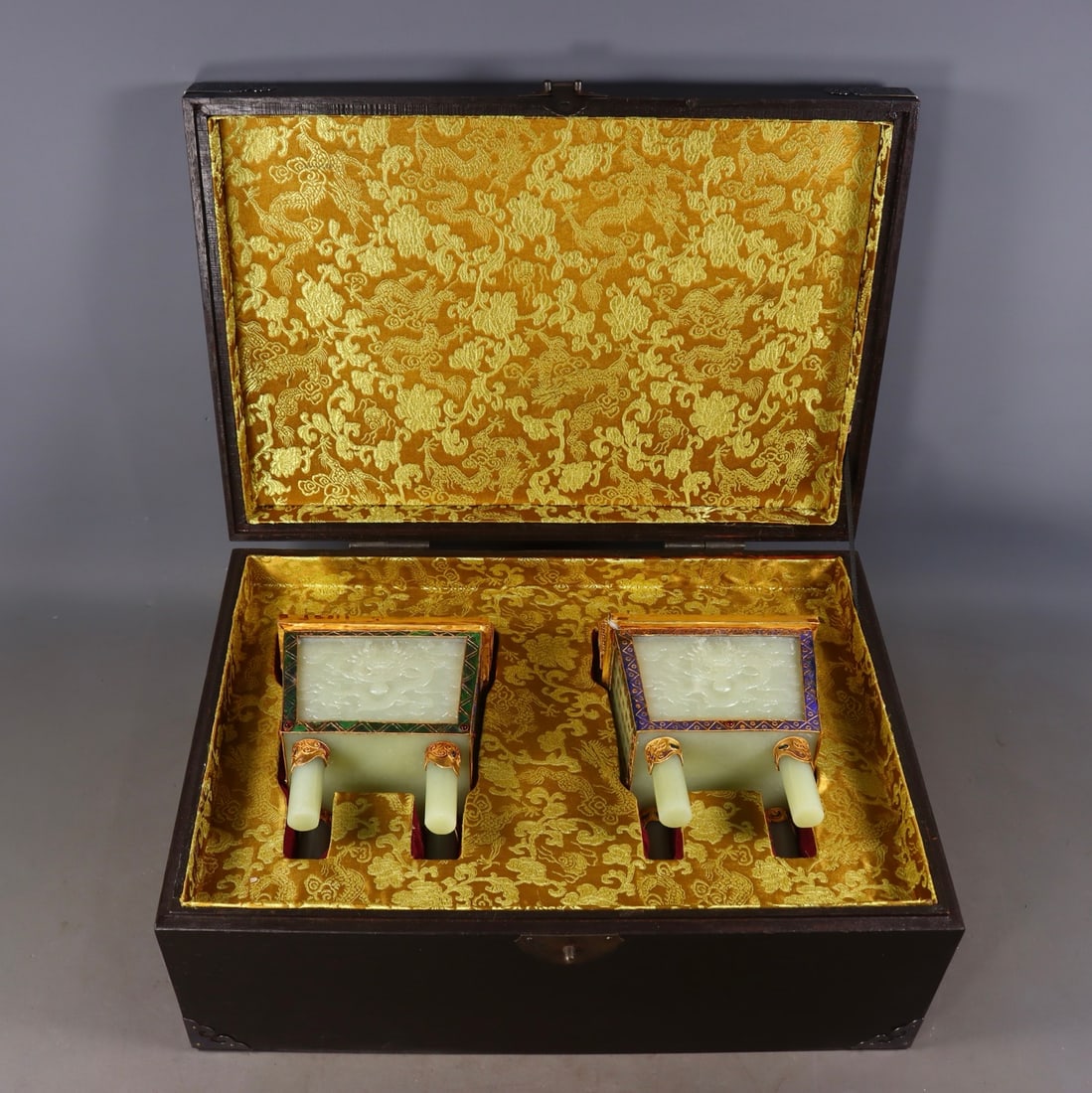 A Pair of Exquisite White Jade Cover with Gold Dragon Pattern Double-Ears Censer: A Pair of Exquisite White Jade Cover with Gold Dragon Pattern Double-Ears Censer Qing Dynasty, China Size:17.5cmx12.5cmx11cm Weight:1584g (The Dimensions Of All Batches Are Manually Measured.If You Ne
