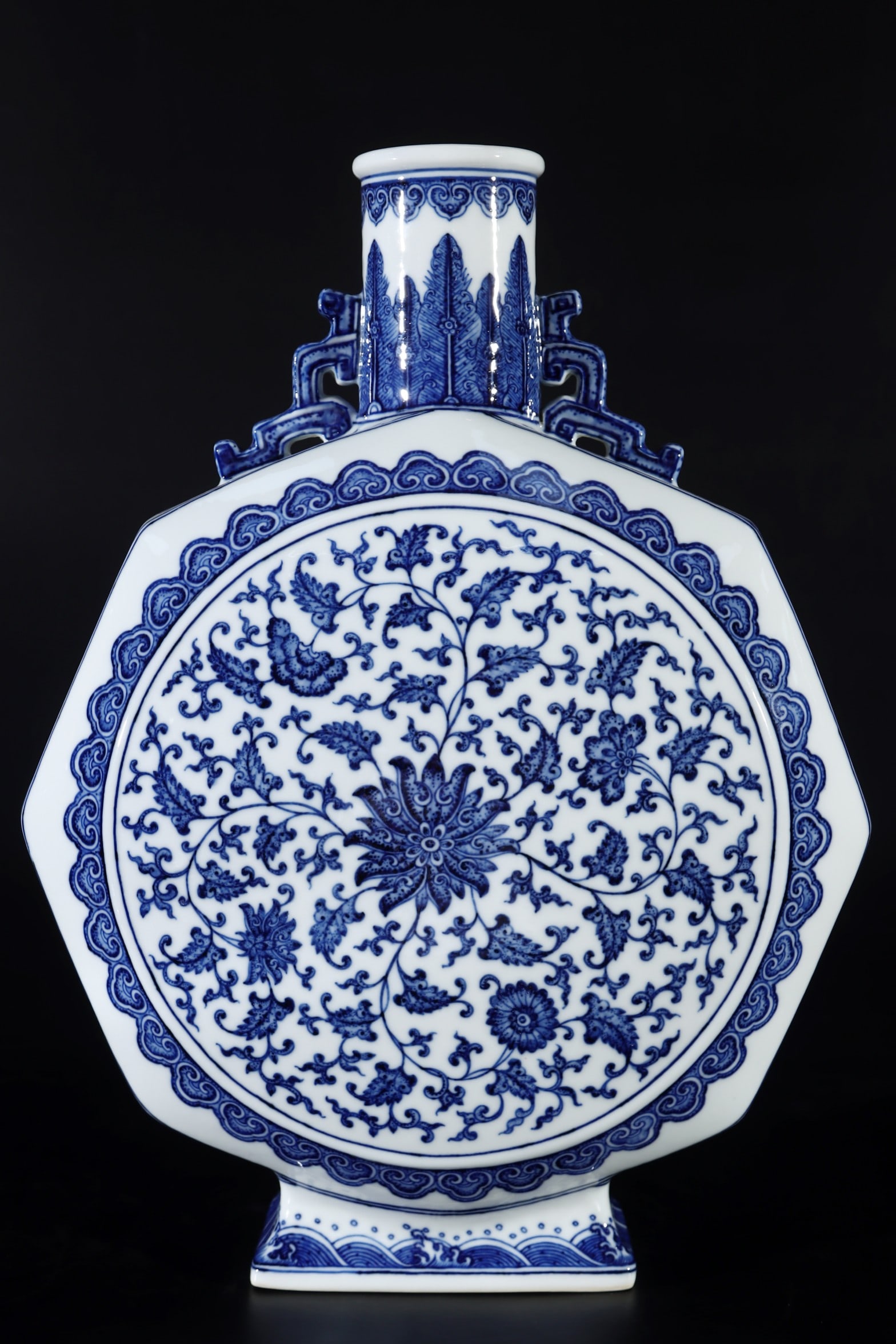 An Exquisite Blue and White Lotus Pattern Seawater Pattern Vase: An Exquisite Blue and White Lotus Pattern Seawater Pattern Vase Qing Dynasty, China Qianlong Six-character Mark Size:41cmx31cm (The Dimensions Of All Batches Are Manually Measured.If You Need More Det