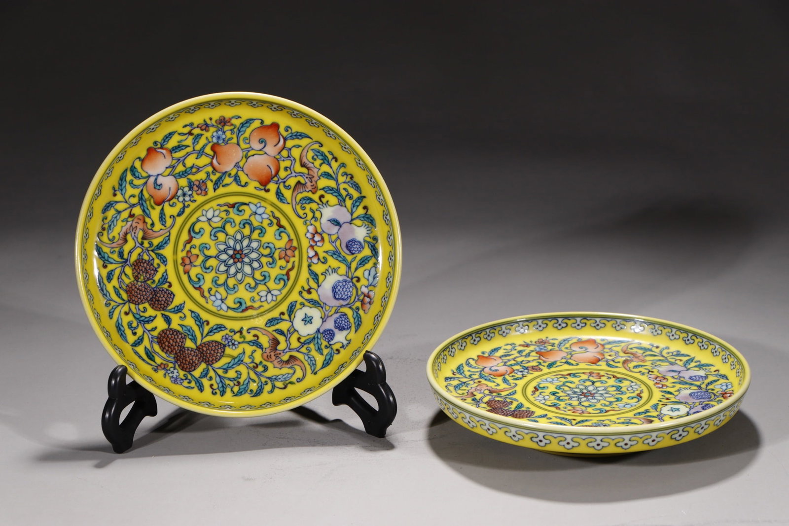 An Exquisite Doucai Bats and Peach Pattern Flower and Fruit Pattern Plate: An Exquisite Doucai Bats and Peach Pattern Flower and Fruit Pattern Plate Qing Dynasty, China Yongzheng Six-character Mark Size:3.8cmx18cm (The Dimensions Of All Batches Are Manually Measured.If You N