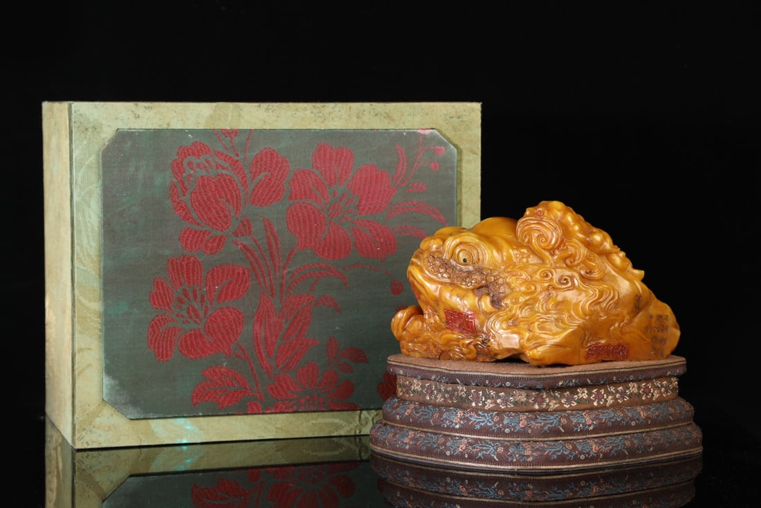 An Exquisite Shoushan Stone Golden Toad Ornament: An Exquisite Shoushan Stone Golden Toad Ornament Qing Dynasty, China Size:13cmx20.5cm Weight:3767g (The Dimensions Of All Batches Are Manually Measured.If You Need More Detailed Information, Please Co