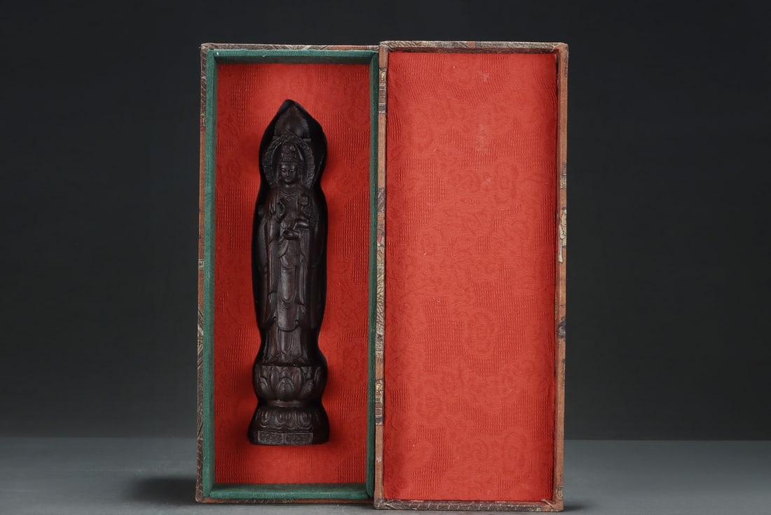An Exquisite Eaglewood Statue of Avalokitesvara Ornament: An Exquisite Eaglewood Statue of Avalokitesvara Ornament Qing Dynasty, China Qianlong Six-character Mark Size:7cmx33cm (The Dimensions Of All Batches Are Manually Measured.If You Need More Detailed In