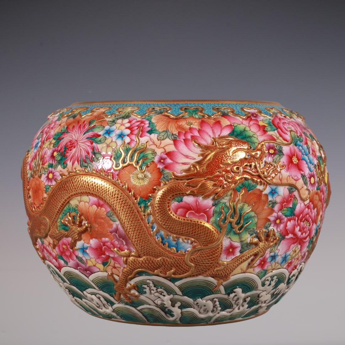 An Exquisite Enamel Painted Gold Flower Pattern Dragon Pattern Seawater Pattern Brush Washer: An Exquisite Enamel Painted Gold Flower Pattern Dragon Pattern Seawater Pattern Brush Washer Qing Dynasty, China Qianlong Six-character Mark Size:11cmx16cm (The Dimensions Of All Batches Are Manually 