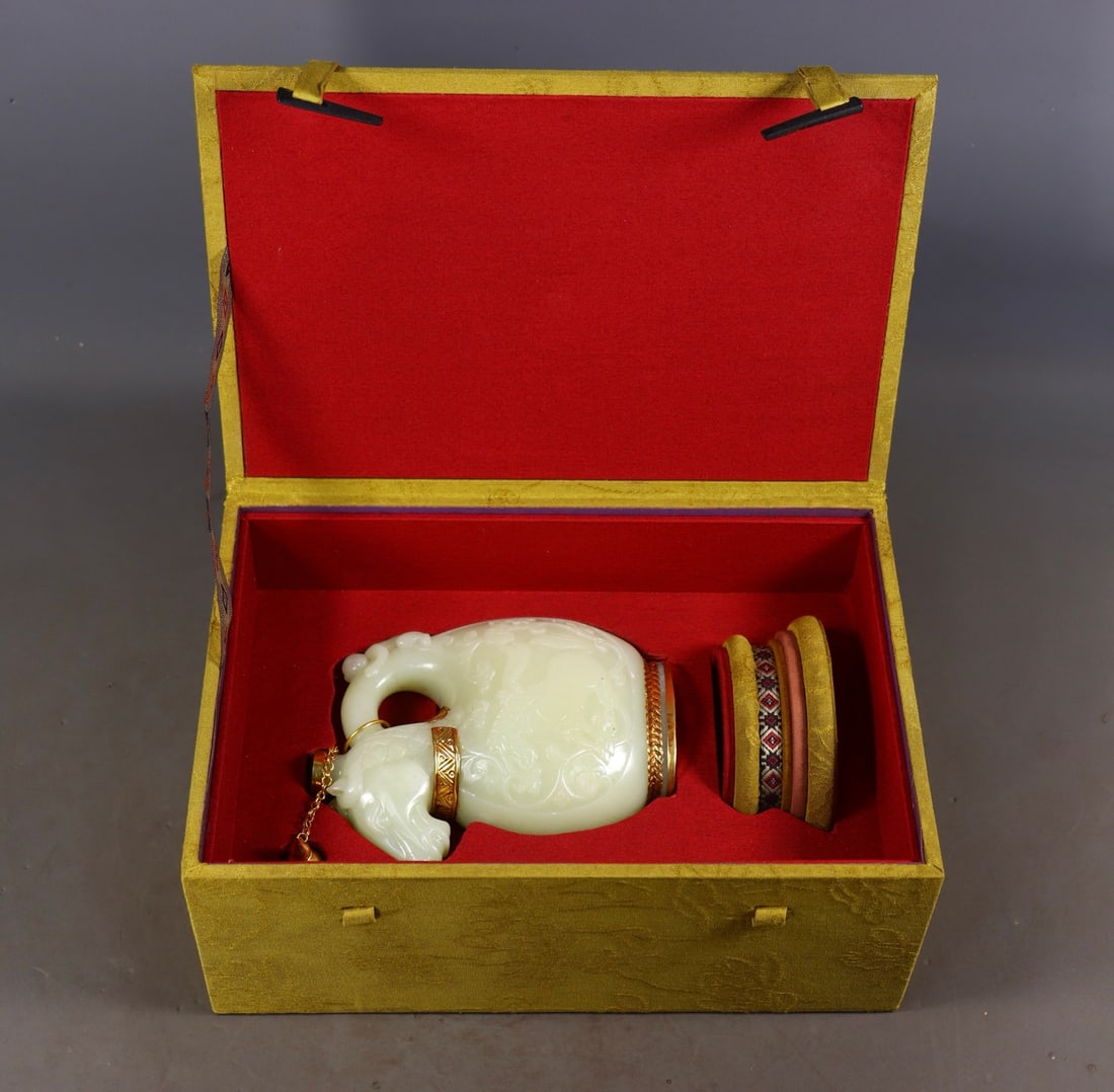 An Exquisite White Jade Covered silver-gilt Horse Pattern Ewer: An Exquisite White Jade Covered silver-gilt Horse Pattern Ewer Qing Dynasty, China Size:16cmx10.5cmx5cm Weight:597g (The Dimensions Of All Batches Are Manually Measured.If You Need More Detailed