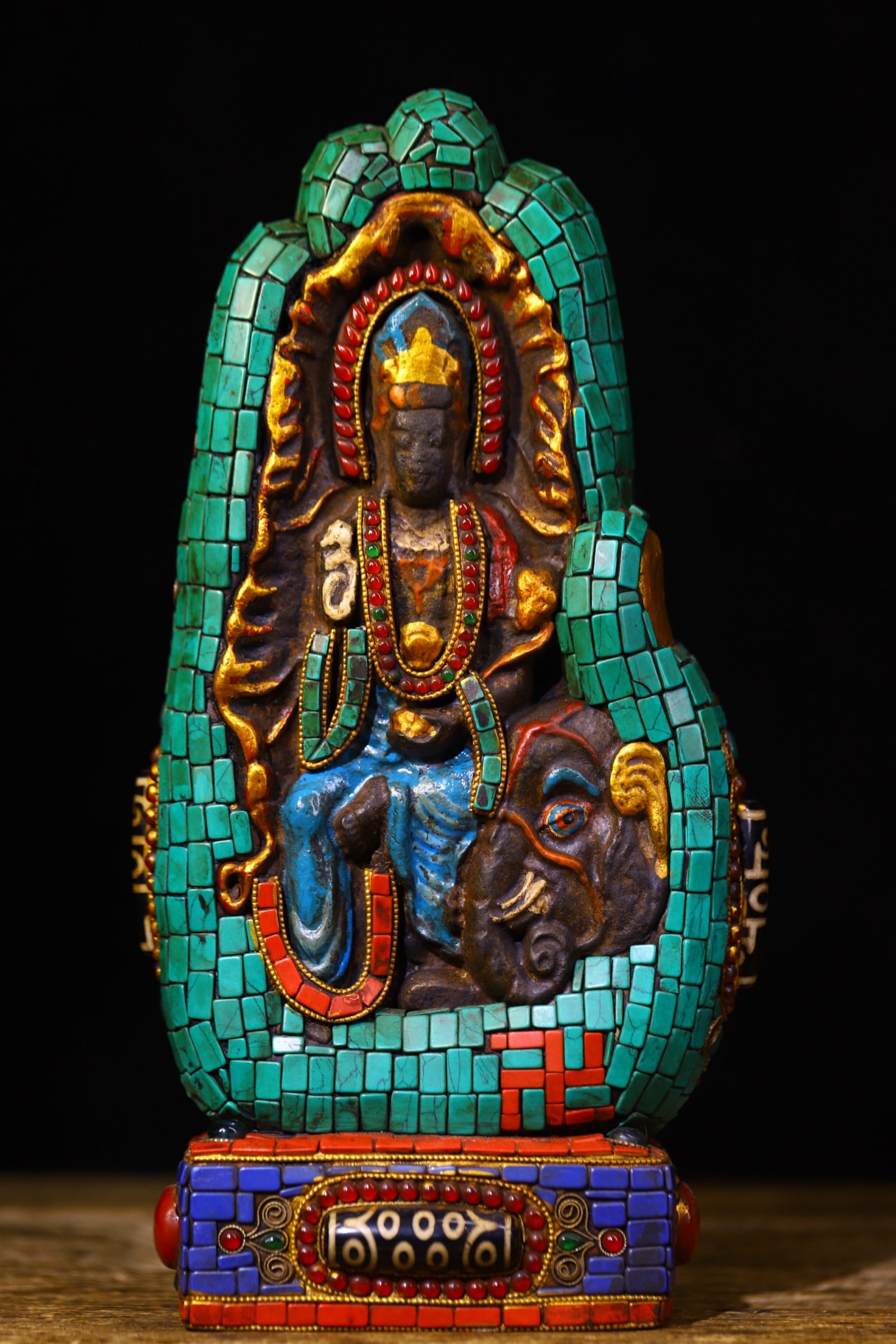 An Exquisite Yun Stone Inlaid Gems Buddha Statue Pattern Ornament: An Exquisite Yun Stone Inlaid Gems Buddha Statue Pattern Ornament Qing Dynasty, China Size:25cmx13cm Weight:2800g (The Dimensions Of All Batches Are Manually Measured.If You Need More Detailed Informa