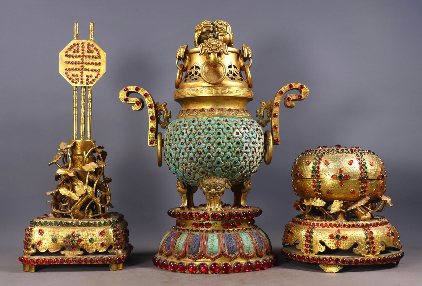 A Set of Fine Gilt Bronze Inlaid Gems Double-Ears and Tripod Censer: A Set of Fine Gilt Bronze Inlaid Gems Double-Ears and Tripod Censer Qing Dynasty, China Qianlong Four-character Mark Size:33cmx25cmx17cm Size:16cmx15.5cmSize:33.5cmx13.5cm Weight:6570g (The Dimensions