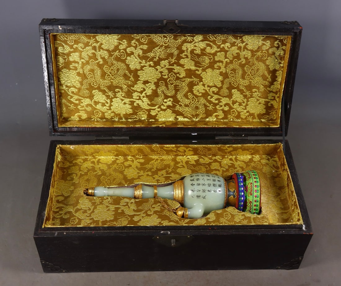 An Exquisite White Jade Cover with Gold with poem Vase: An Exquisite White Jade Cover with Gold with poem Vase Qing Dynasty, China Size:22cmx7cmx5.5cm Weight:278g (The Dimensions Of All Batches Are Manually Measured.If You Need More Detailed Information, P