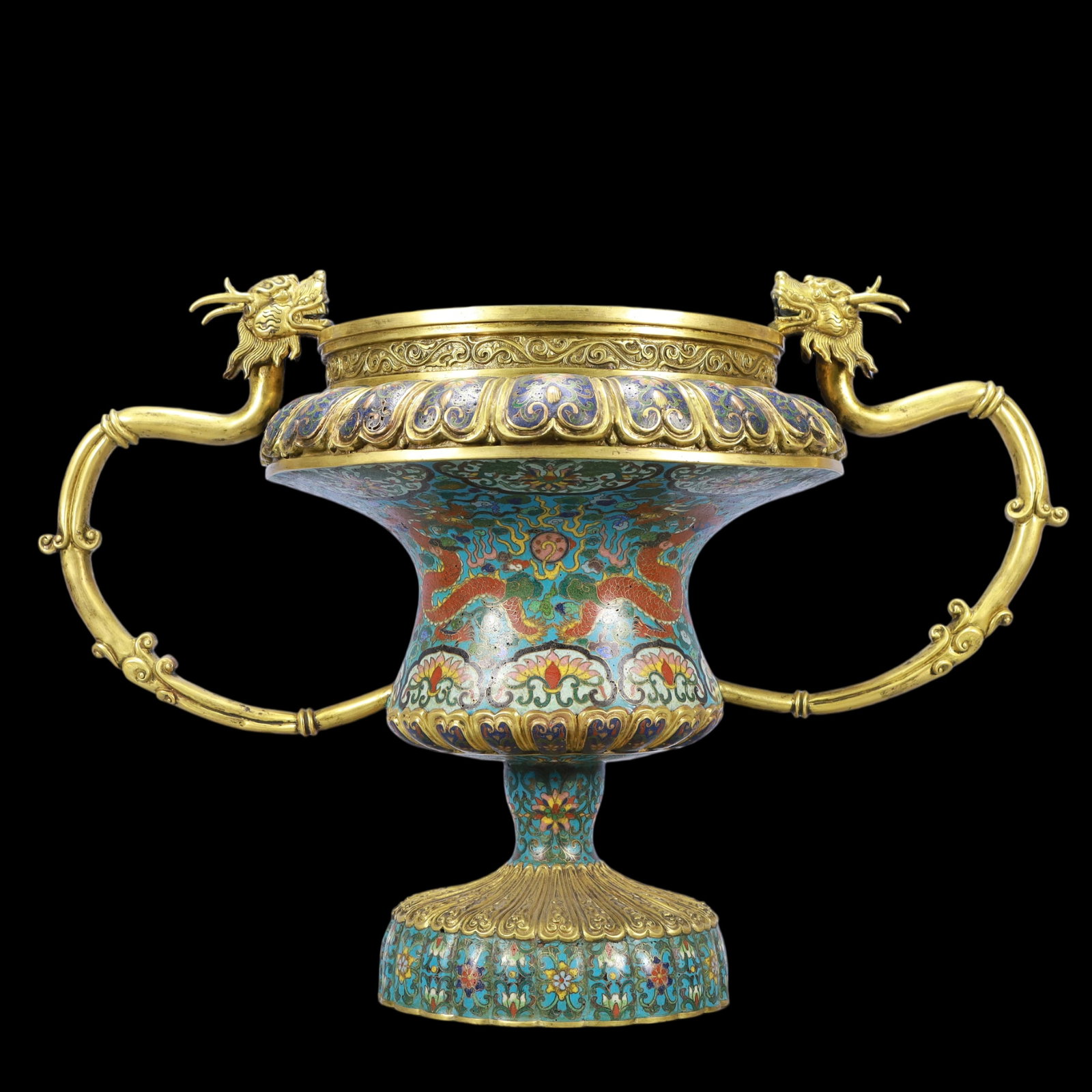 A Exquisite Cloisonne Flower Pattern Dragon Pattern Double-Ears Vase: A Exquisite Cloisonne Flower Pattern Dragon Pattern Double-Ears Vase Qing Dynasty, China Qianlong Four-character Mark Size:49cmx28cmx32cm Weight:4200g (The Dimensions Of All Batches Are Manually Measu