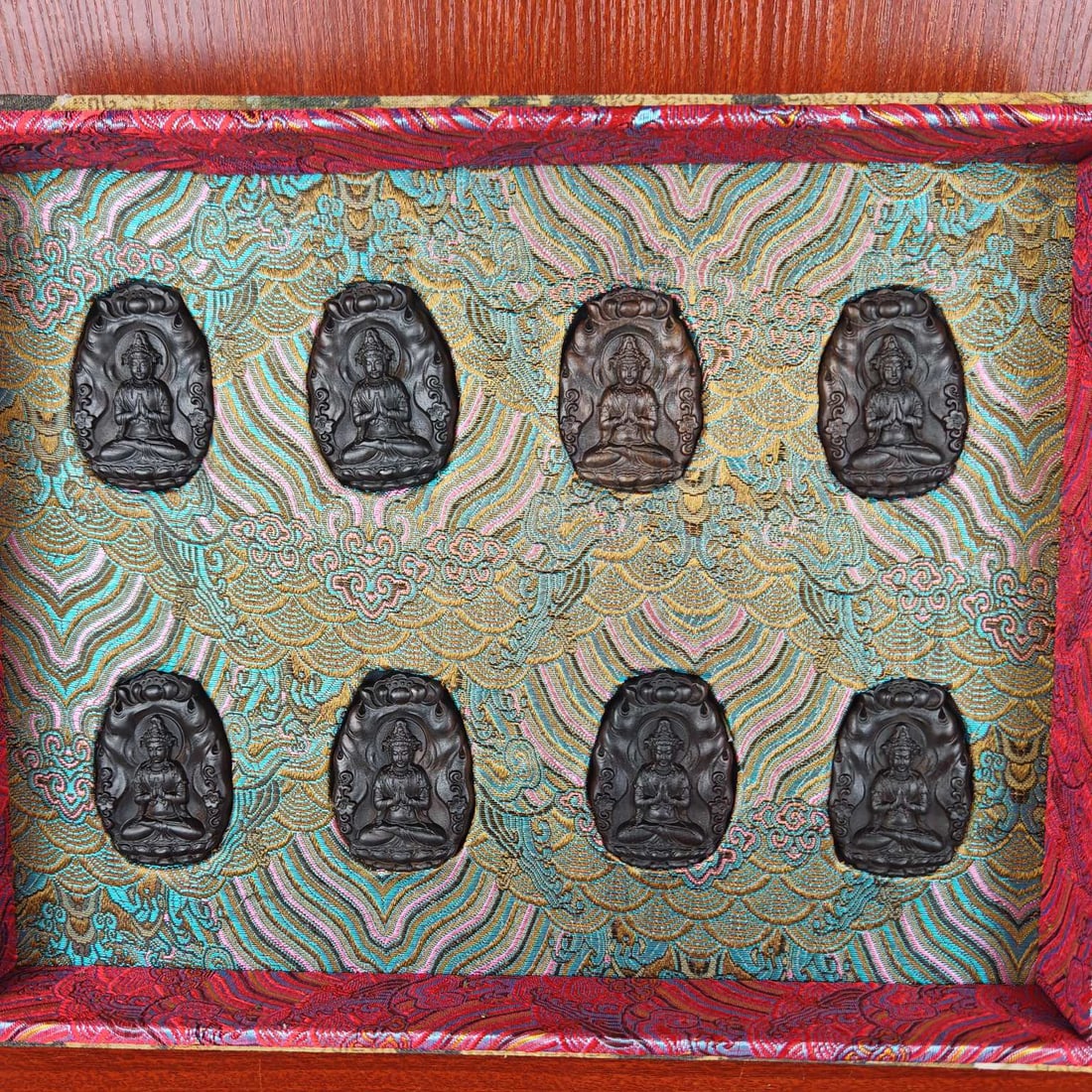 A Set of Fine Eaglewood Buddha Statue Pattern Brand: A Set of Fine Eaglewood Buddha Statue Pattern Brand Qing Dynasty, China Size:6cm (The Dimensions Of All Batches Are Manually Measured.If You Need More Detailed Information, Please Contact Our Customer