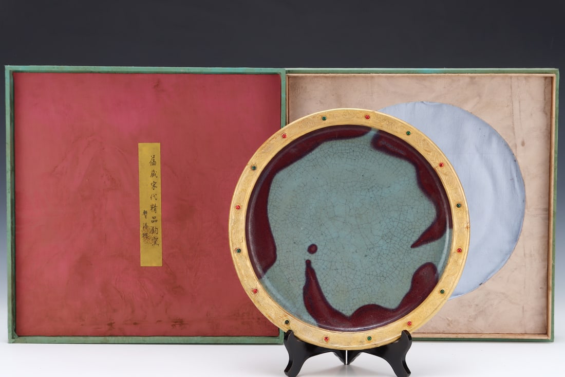 An Exquisite Jun yao Purple Glazed Cover with Gold Plate: An Exquisite Jun yao Purple Glazed Cover with Gold Plate Song Dynasty, China Size:3.5cmx31cm (The Dimensions Of All Batches Are Manually Measured.If You Need More Detailed Information, Please Contact 