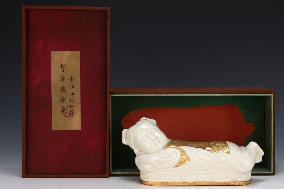 An Exquisite Ding yao Cover with Gold Figure Pattern Ornament: An Exquisite Ding yao Cover with Gold Figure Pattern Ornament Song Dynasty, China Size:13.3cmx29.5cm (The Dimensions Of All Batches Are Manually Measured.If You Need More Detailed Information, Please