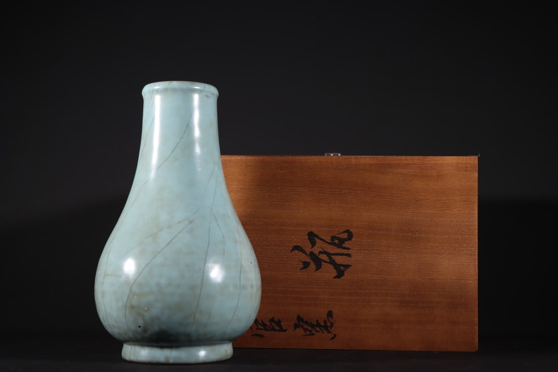 An Exquisite Guan yao Celadon Glazed Vase: An Exquisite Guan yao Celadon Glazed Vase Song Dynasty, China Size:23.5cmx14cm (The Dimensions Of All Batches Are Manually Measured.If You Need More Detailed Information, Please Contact Our Customer S