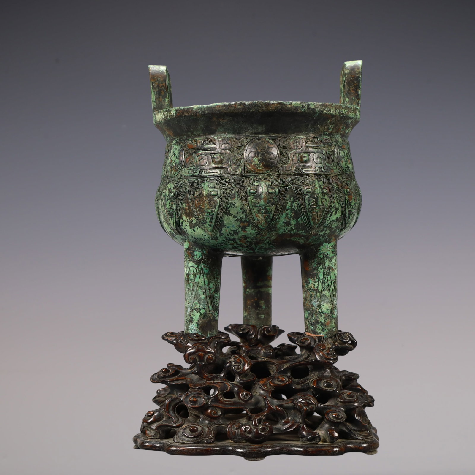 A Exquisite Bronze Double-Ears Tripod Censer: A Exquisite Bronze Double-Ears Tripod Censer Ancient Time, China Size:18cmx17cmx23cm Weight:2350g (The Dimensions Of All Batches Are Manually Measured.If You Need More Detailed Information, Please Con
