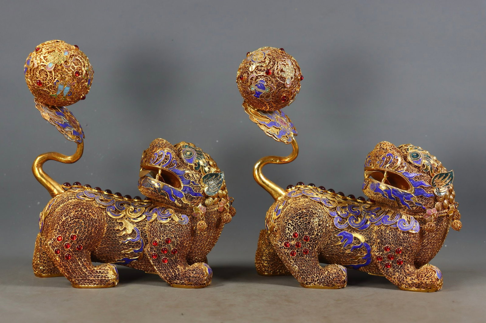 A Pair of Exquisite Gilt Bronze Inlaid Gems Lion: A Pair of Exquisite Gilt Bronze Inlaid Gems Lion Qing Dynasty, China Qianlong Four-character Mark Size:23.5cmx20cmx11.5cm Weight:1760g (The Dimensions Of All Batches Are Manually Measured.If You Need 