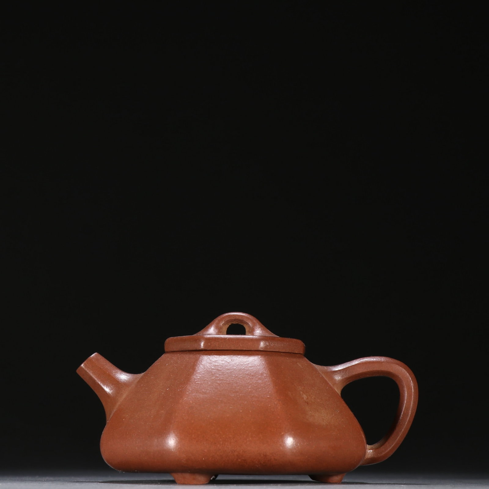 An Exquisite Purple Sands Teapot: An Exquisite Purple Sands Teapot the Republic of China Size:6.5cmx12cm (The Dimensions Of All Batches Are Manually Measured.If You Need More Detailed Information, Please Contact Our Customer Service B