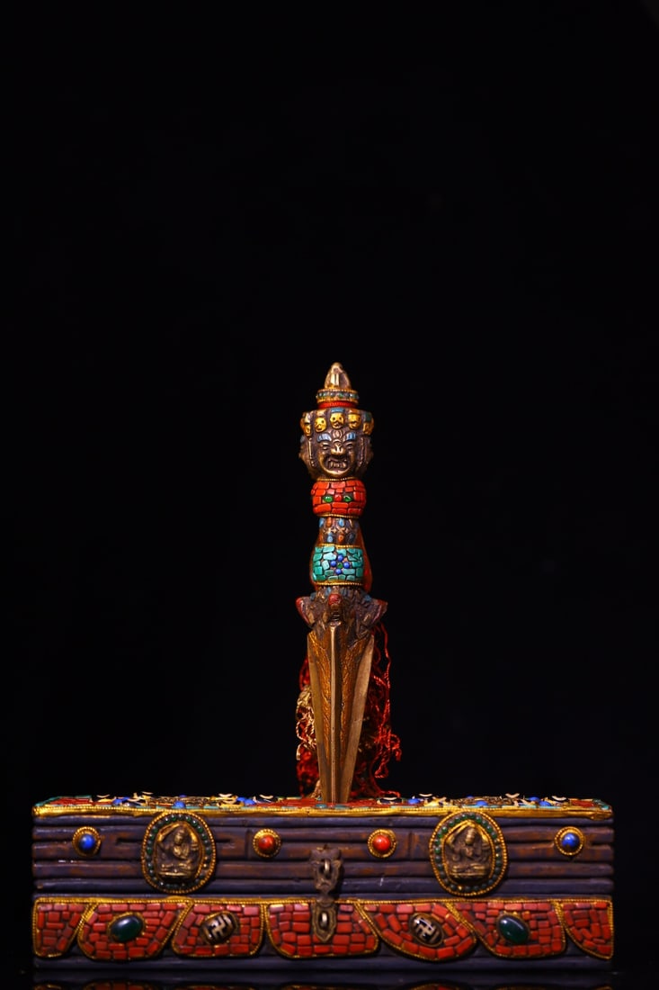 An Exquisite Bronze Painted Color Dzi Bead Vajry Pestle: An Exquisite Bronze Painted Color Dzi Bead Vajry Pestle Qing Dynasty, China Size:24cmx7.5cmx7cm Size:21.5cmx4cm Weight:1180g (The Dimensions Of All Batches Are Manually Measured.If You Need More Detai