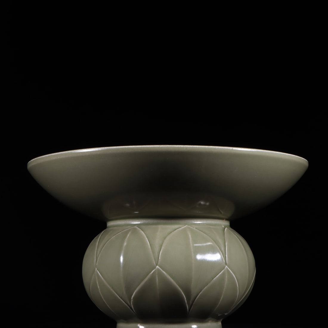 An Exquisite Yue yao Celadon Flower Pattern Vase: An Exquisite Yue yao Celadon Flower Pattern Vase Tang Dynasty, China Size:11.5cmx19.5cm (The Dimensions Of All Batches Are Manually Measured.If You Need More Detailed Information, Please Contact Our C